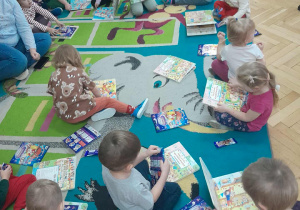 Dzieci rozpakowują swoje prezenty