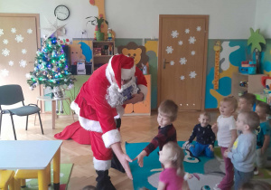 Dzieci witają się z Mikołajem i śpiewają piosenkę o Mikołaju