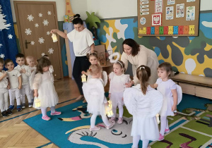 Dziewczynki tańczą z lampionami