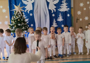 Chłopiec mówi przez mikrofon swoją rolę