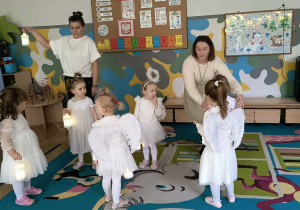 Nauczycielka ustawia dzieci do tańca