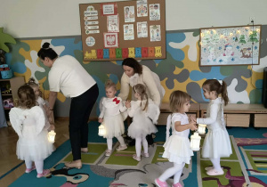 Dziewczynki łączą się w pary