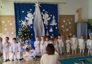 Chłopiec mówi swoją rolę