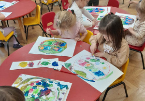 Dzieci kolorują bombki