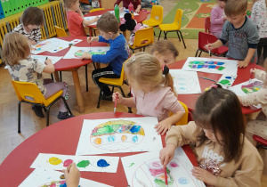 Dzieci malowały farbami