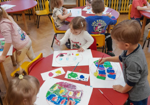 Dzieci wykonywały pracę plastyczną