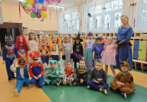 Dzieci w strojach karnawałowych