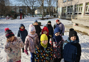 Dzieci zimą w ogrodzie przedszkolnym