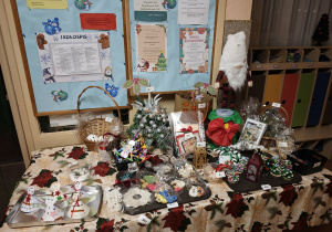 Ozdoby świąteczne stojące na stole