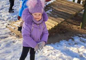 Dziewczynka pozuje do zdjęcia