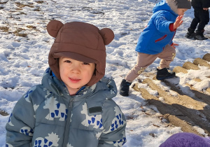 Chłopiec pozuje do zdjęcia