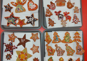 Pierniczki bożonarodzeniowe zrobione przez rodziców i dzieci.