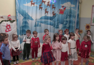 Dzieci prezentują występ bożonarodzeniowy.