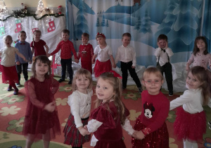 Dzieci tańczą podczas występu świątecznego.