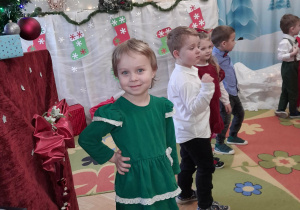 Dzieci mówią wiersze podczas przedstawienia.