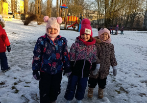 Trzy dziewczynki pozują do zdjęcia