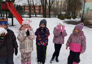 Dzieci bawią się w ogrodzie.