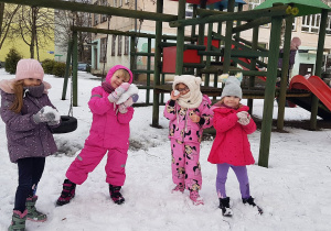 Dzieci bawią się w ogrodzie.