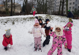 Dzieci bawią się w ogrodzie.