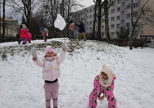 Dzieci bawią się w ogrodzie.