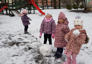 Dzieci bawią się w ogrodzie.