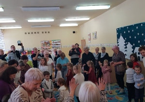 Wspólna zabawa dzieci i dziadków.