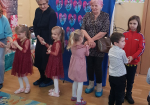 Wspólna zabawa dzieci i dziadków.