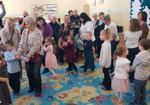 Wspólna zabawa dzieci i dziadków.