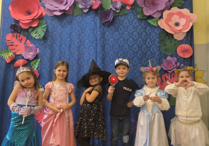 Dzieci przebrane na Bal Karnawałowy