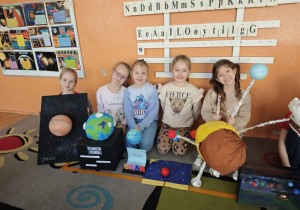 Pięć dziewczynek pokazują swoje modele plaet