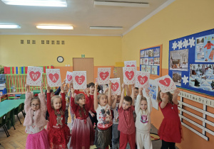 Dzieci trzymają napis walentynki