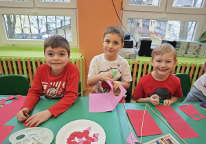 Dzieci tworzą walentynki z papieru