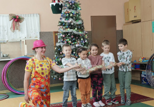 Pięcioro dzieci trzyma węża