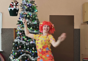 Pani w czerwonych włosach uśmiecha się