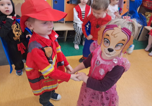 Dzieci tańczą w parze do muzyki