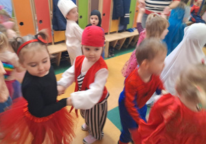 Dzieci tańczą w parze