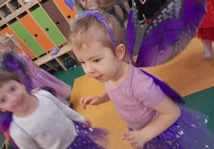 Dziewczynka wykonuje ruchy do piosenki