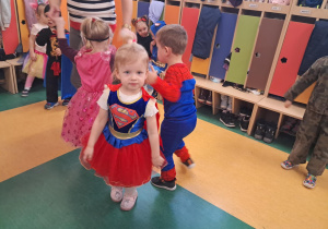 Dziewczynka pozuje do zdjęcia