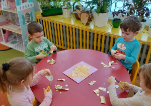 Dzieci wycinają z papieru łuski