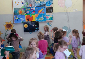 Dzieci poruszają się w rytm muzyki.