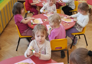 Dzieci naklejają łuski na rybę