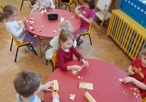 Dzieci wycinają z papieru łuski