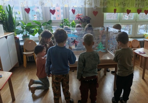 Dzieci malują na folii