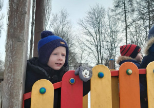 Chłopiec stoi na mostku