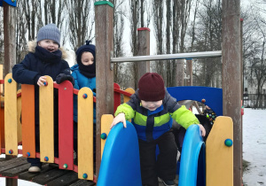 Chłopiec zjeżdża ze zjeżdżalni