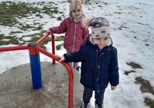 Dziewczynki kręcą się na kołowrotku