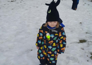 Chłopiec pozuje do zdjęcia