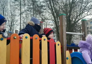 Dzieci bawią się na mostku