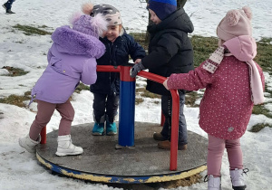 Dzieci bawią się na kołowrotku