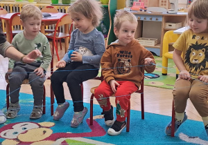 Dzieci na zajęciach tworzą sieć z włóczki